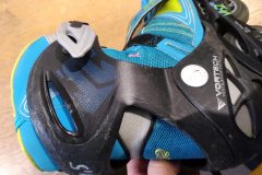 Hier seht ihr, wie nach einem Sturz das Material durch die Kräfte brüchig geworden ist. Diesen Skate entsorgen!